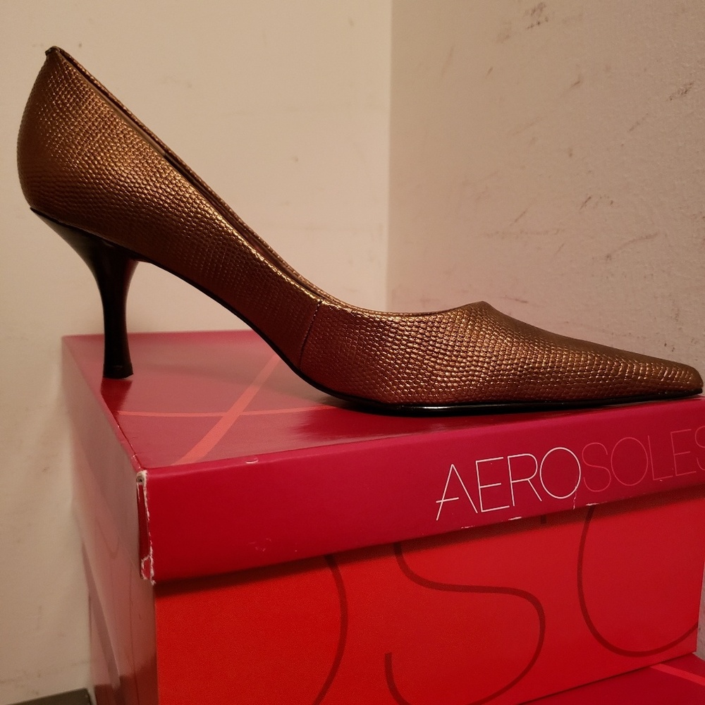AEROSOLES bronze 3 inch heels